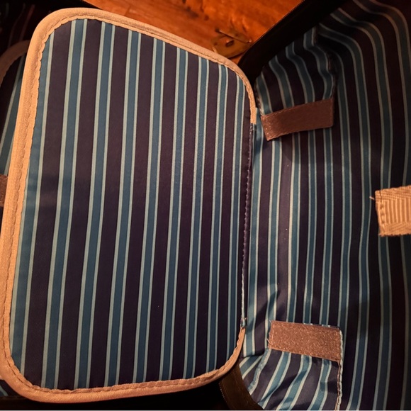 Heys Carryon and Cosmetic Bag Set - Picture 10 of 12